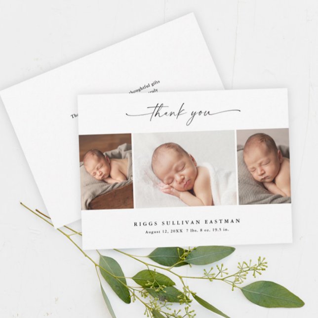 Enkel Skript Foto Collage Bebis Tack Kort (Elegant script black and white
3 photo baby thank you card announcements.)