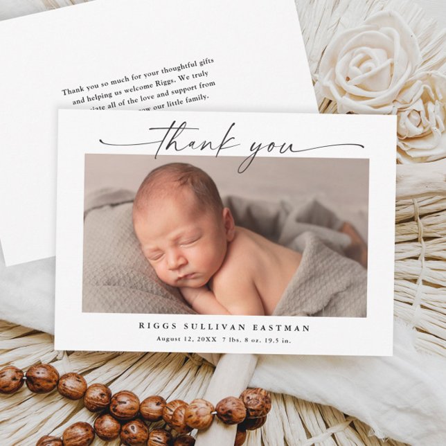 Enkel skript Horisontell fotobaby Tack Kort (Elegant black and white script calligraphy horizontal baby thank you card announcement.)