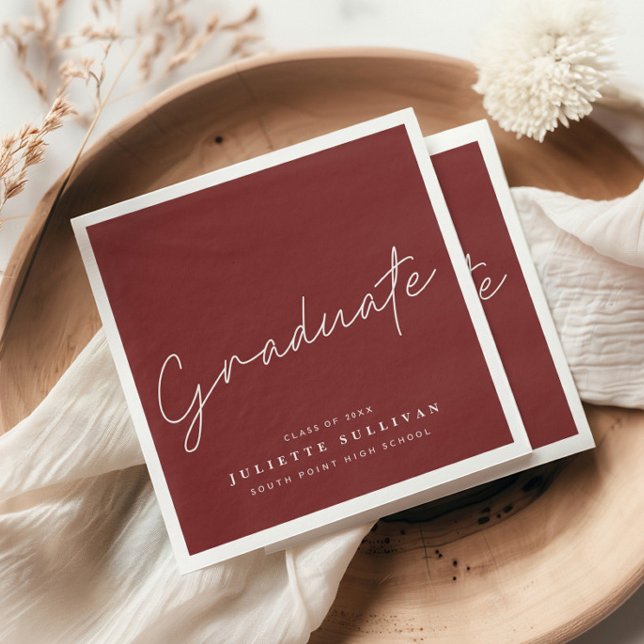 Enkel skript marin examenfest pappersservett (Simple graduate script maroon graduation party napkins.)