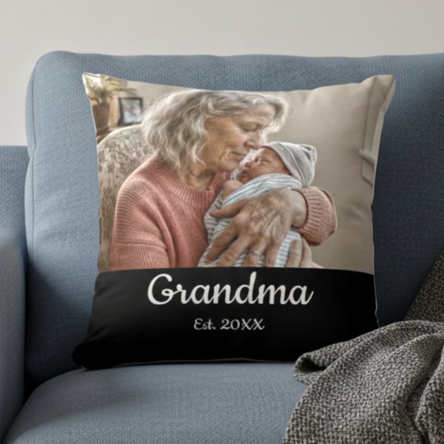 Enkel Skript Mormor Est. Foto År Svart Kudde (Skapare uppladdad)