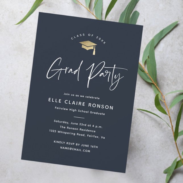 Enkel skript Navy Blue examensfest Inbjudningar (Modern script navy blue and gold graduation party invitation.)