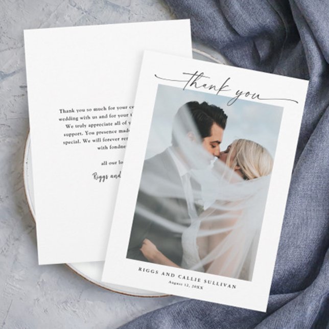 Enkel Skript Porträtt Foto Bröllop  Tack Kort (Elegant script black and white modern wedding photo thank you card.)