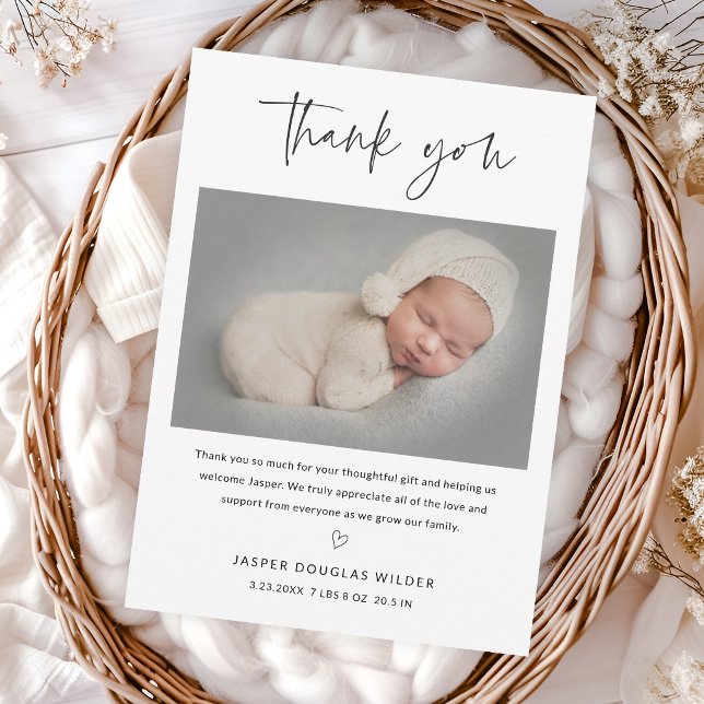 Enkel Skript Svart och Vitt Bebisfoto Tack Kort (Simple script black and white baby photo thank you card announcement.)