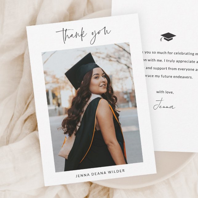 Enkel skript svart-vit examen tack kort (Modern script simple black and white graduation photo thank you card.)