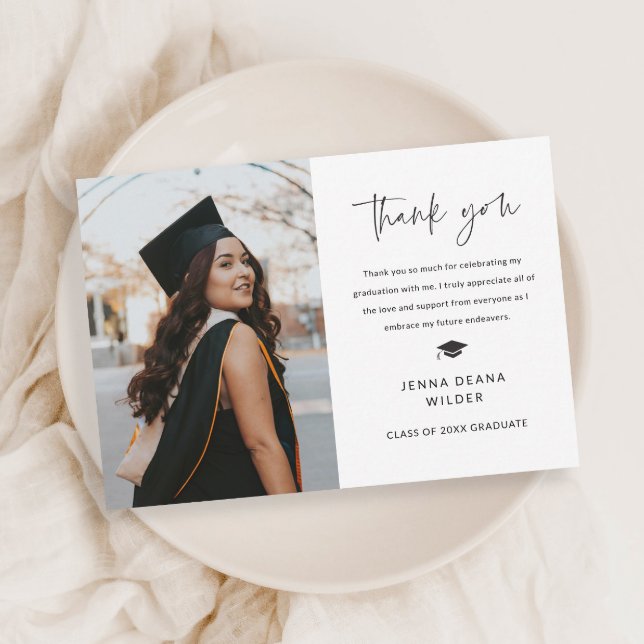 Enkel skript svart-vit examen tack kort (Simple modern black and white graduation photo thank you card.)