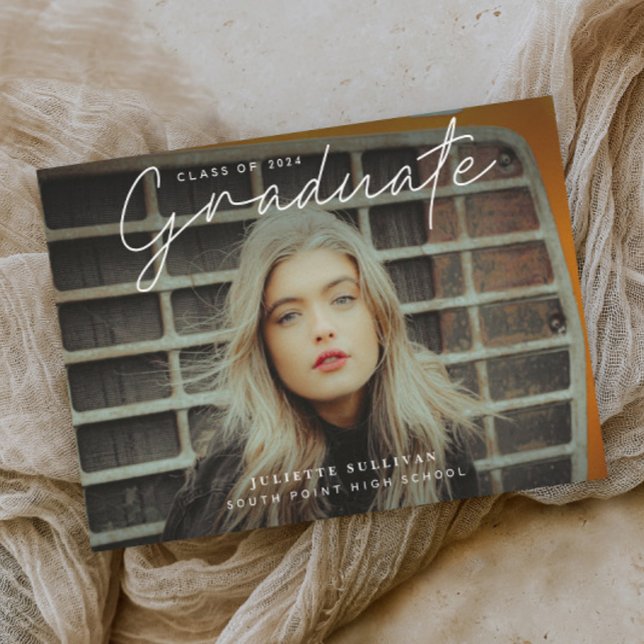 Enkel skriptbudgetinbjudan för foto Studenten (Simple script budget photo graduation invitation announcement.)