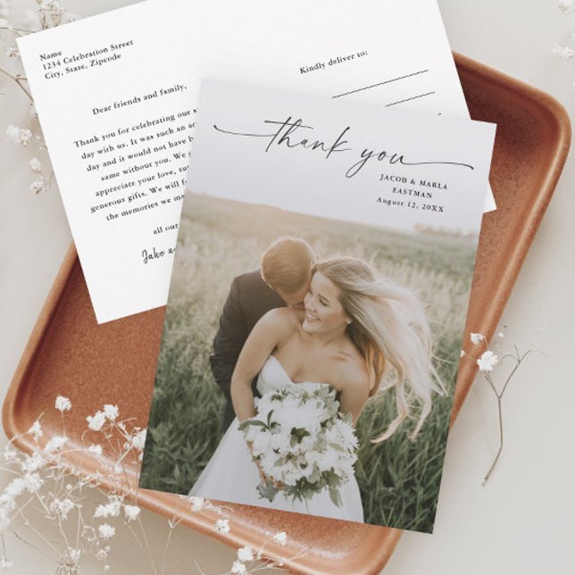 Enkel skriptfoto bröllop tack kort (Elegant script wedding photo thank you postcard.)