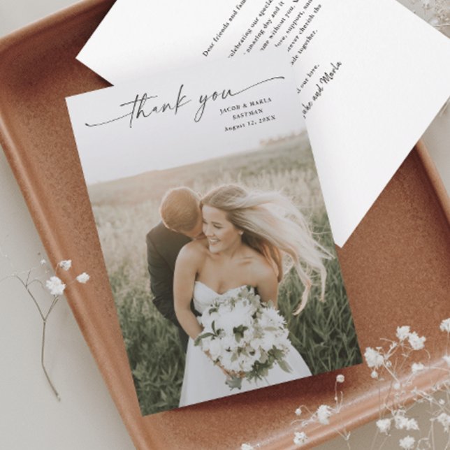 Enkel skriptfoto bröllop tack kort (Elegant script wedding photo thank you card.)