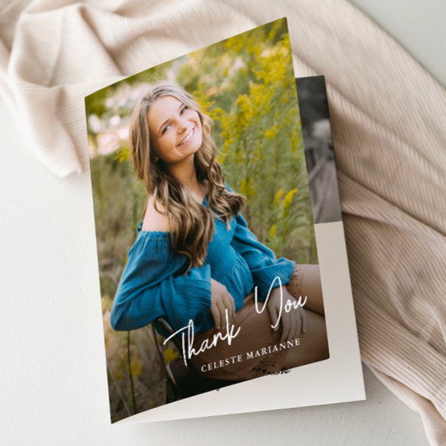 Enkel skriptfoto examens tackkort (Simple script photo graduation folded thank you cards.)