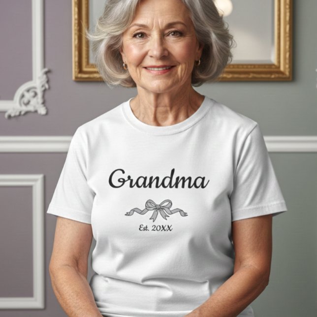 Enkel Skriptslinga Mormor Est. År Vit Text T Shirt (Skapare uppladdad)