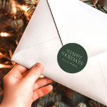 Enkel Snyggt Glad helg | NAMN | GRÖNT Runt Klistermärke<br><div class="desc">De här snyggtens julklistermärken har enkel typografi av snyggten,  "Glad helg" i elfenben. En textmall ingår för enkel anpassning. Bakgrunden färg (mörk grönt) kan anpassas till valfritt färg. Underbart för kuvertförseglingar,  klistermärken för märkre av gåvor,  partiklistermärken med mera!</div>