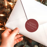 Enkel Snyggt Glad helg | NAMN | Röd Runt Klistermärke<br><div class="desc">De här snyggtens julklistermärken har enkel typografi av snyggten,  "Glad helg" i elfenben. En textmall ingår för enkel anpassning. Bakgrunden färg (burgundröd) kan anpassas till vilket färg som helst. Underbart för kuvertförseglingar,  klistermärken för märkre av gåvor,  partiklistermärken med mera!</div>