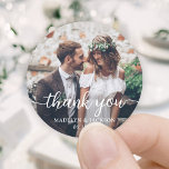 Enkel Snyggt och Photo Bröllop Tack Runt Klistermärke<br><div class="desc">Lägg till en personlig för elegant till bröllop tack vare att du har kort och party favors för mottagning med anpassningsbar fotoprundklistermärken/kuvertförseglingar. Bild och alla formuleringar i den här mallen är enkla att anpassa. "Tack" kan ändras till kärlek och tack, välkommen, parets initialer, annan text, eller så kan den strykas...</div>