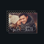 Enkel Sparat datumet foto, handskript Spara Datumet<br><div class="desc">Det här enkla fotot-sparat datumet funktionscharmering av handskript för kalligrafi. En svart toning på fotot på grund (du kan ta bort den om du inte behöver den via Zazzles anpassning/anpassning av verktyg). En söt polka punktbakgrund avslutar av designen!</div>