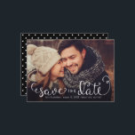 Enkel Sparat datumet foto, handskript Spara Datumet<br><div class="desc">Det här enkla fotot-sparat datumet funktionscharmering av handskript för kalligrafi. En svart toning på fotot på grund (du kan ta bort den om du inte behöver den via Zazzles anpassning/anpassning av verktyg). En söt polka punktbakgrund avslutar av designen!</div>