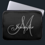 ENKEL, SVARA, GRÅTT DIN MONOGRAM DIN NAMN LAPTOP FODRAL<br><div class="desc">ENKEL, SVART, GRÅTT OCH VITE UTFORMNING DU KAN PERSONALISERA MED DIN MONOGRAM OCH DITT NAMN. UTFORMNING GENOM ATT UTFORMA CLARKE© FÖR MONOGRAM GALLERY. En snyggt, tidlös design som fungerar för alla brev av alfabetet. Du kan behöva välja "anpassa" för att använda redigeringsmenyn om du vill ändra textens placering för olika...</div>