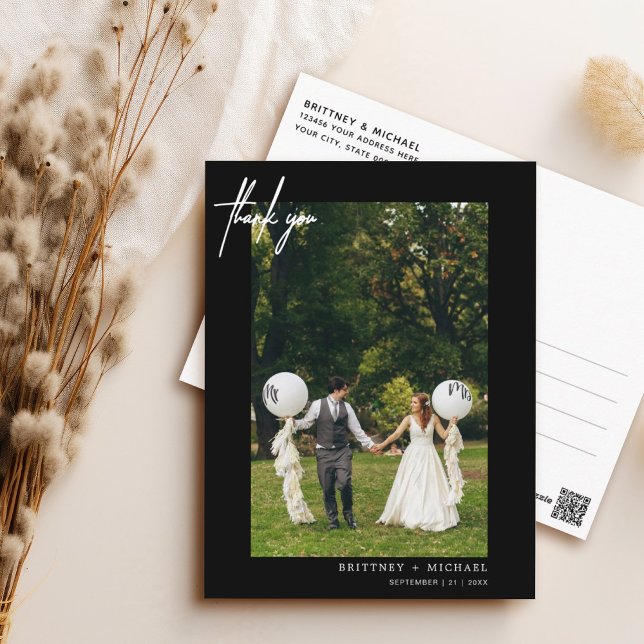 Enkel svart fotomodern Tack Vykort (Elegant hand lettered thank you wedding postcard with a minimalistic design perfect for any couple.)