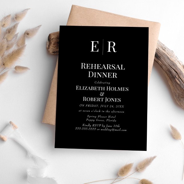 Enkel svart monogram repetition middag inbjudningar (Simple Black Monogram Rehearsal Dinner Invitation
on white table with neutral boho decoration)