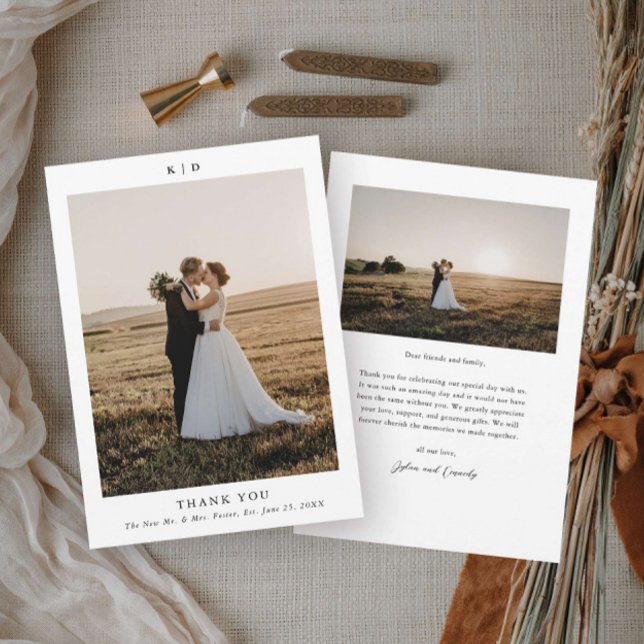 Enkel svart och vit elegant bröllopsfoto tack kort (Simple minimalist black and white wedding photo thank you card.)
