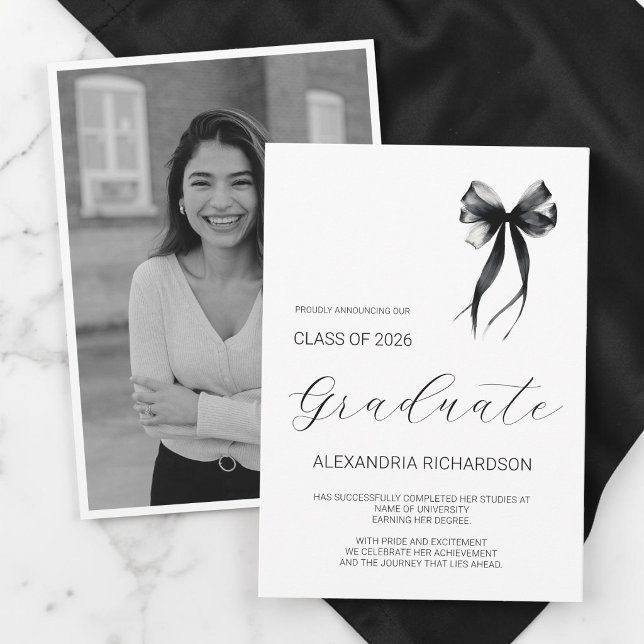 Enkel svart och vit modern bågfoto-examen meddelande (Simple Black and White Modern Bow Photo Graduation Announcement)