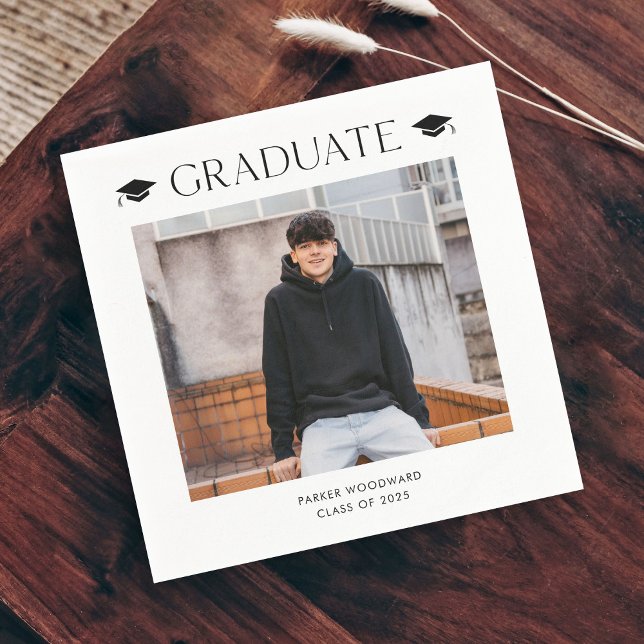 Enkel svart och vit mössa foto examen  pappersservett (Simple black and white cap photo graduation party napkins.)