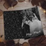Enkel svart och vit nyans och gift foto julkort<br><div class="desc">En mycket elegant chic på nybörjarkort för julfoto. Det är en typisk kalligrafi av helighet och giftermål och under den god jul. Med anpassade namn och baktill på kortet har vi ett modernt svart och vitt mönster. Och som ni ser är det här kortet en mycket imponerande elegant. Så ta...</div>