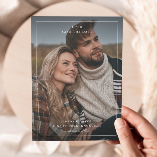 Enkel svart-vit bröllopsbild spara datumet (Simple Monogram Photo Wedding Save the Date.)