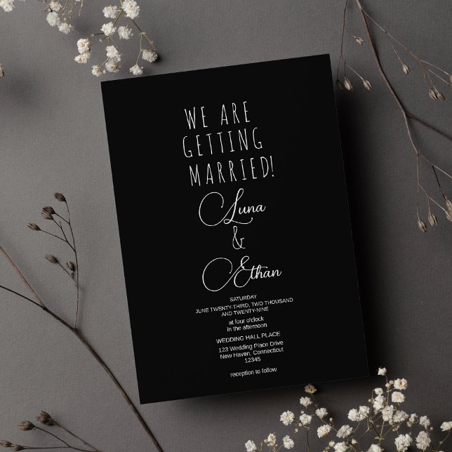 Enkel svart vit elegant typografi bröllop  inbjudningar (Simple black white elegant typography wedding)