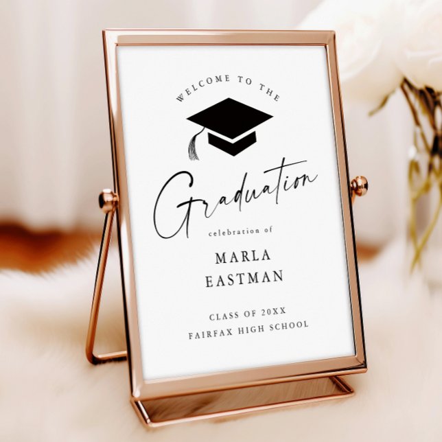 Enkel Svart & Vit Examen Välkomstskylt Poster (Modern script black and white graduation welcome poster print.)