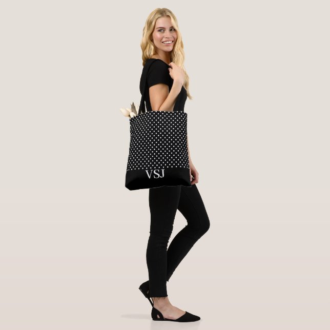 Enkel svart-vit prickig monogram tygkasse (På modell)