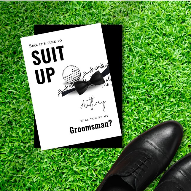 Enkel svart & vit Smoking Golf Bröllop Groomsman Inbjudningar (Simple Black & White Tuxedo Suit Up Golf Groomsman Invitation)