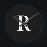 Enkel svartvit Monogram Rund Klocka<br><div class="desc">Detta är en enkel, modern monogramdesign för personligen. Den här snyggten är i svart och vitt med snyggt-typografi. Det är perfekt för en personlig eller idealisk som ett nytt tillägg till din hemdekanter. Lägg bara till det första brev genom att skriva in det i textrutan för att anpassa det. Om...</div>