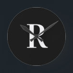 Enkel svartvit Monogram Rund Klocka<br><div class="desc">Detta är en enkel, modern monogramdesign för personligen. Den här snyggten är i svart och vitt med snyggt-typografi. Det är perfekt för en personlig eller idealisk som ett nytt tillägg till din hemdekanter. Lägg bara till det första brev genom att skriva in det i textrutan för att anpassa det. Om...</div>