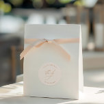 Enkel Tack-förmån för Elegant bröllop Runt Klistermärke<br><div class="desc">Jag vill uttrycka min tacksamhet med elegans och använda detta vackra "Tack" runda klistermärke. Med en tidlös pärldesign är den här klisterlappen en perfekt för att lägga till en sofistikerad beröring till dina bröllopsfavoriter, presentsäckar eller tack-du-anteckningar. Anpassa med namn och bröllop-datumet för att göra det verkligt speciellt för dina gäster....</div>