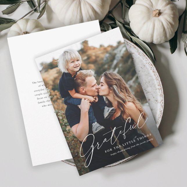 Enkel Tacksam För De Små Tacksägelse Julkort (An elegant script grateful photo happy thanksgiving day card.)
