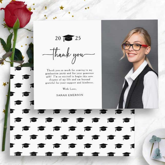 Enkel tacksamhetskort för examen tack kort (Simple Graduate Photo Thank You Card by Painted Paperie
)