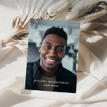 Enkel text | Lodrät 2-foto-Studentfest Inbjudningar<br><div class="desc">Den här enkla och moderna gruppinbjudan innehåller ditt personliga foto på framsidan och ett annat på baksidan,  med information från studenten i ett modernt,  vitt textöverlägg. Ett minimalistiskt,  klassiskt utseende som student kommer att kärlek.</div>