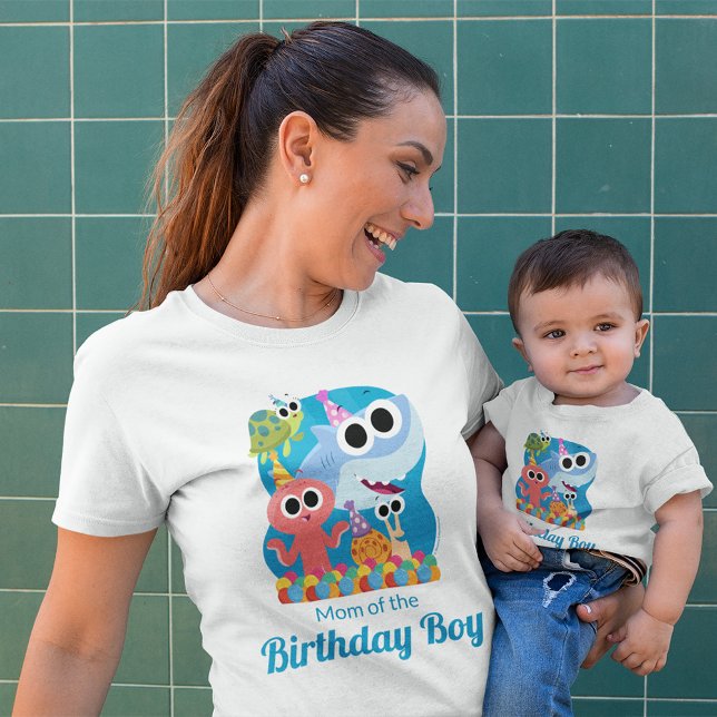 Enkel toppen | Finny the Shark Confetti Birthday T Shirt (Person wearing t-shirt)