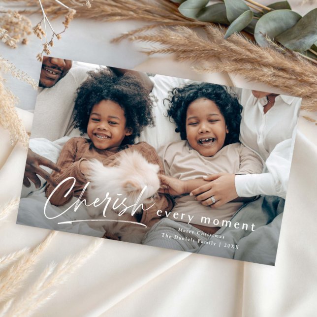 Enkel typ Cherish Script Foto Julkort (Modern script Cherish every moment photo grand Christmas holiday cards.)