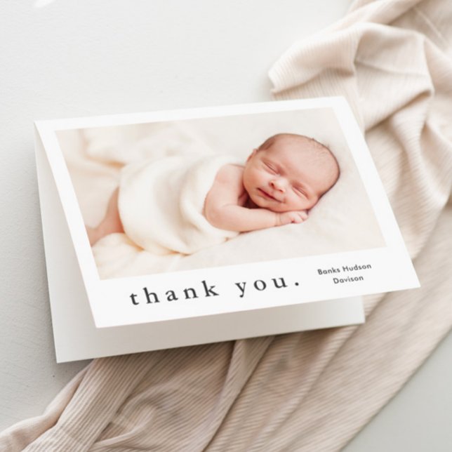Enkel Typ Foto Bebis Tack Kort (Simple typography black and white baby photo thank you card.)