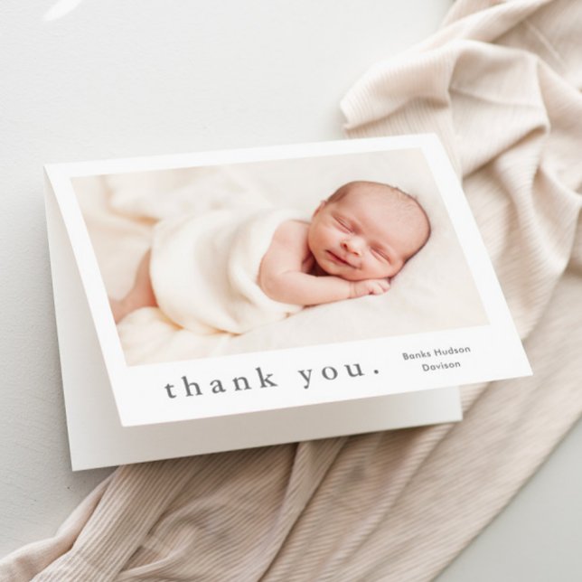 Enkel Typ Foto Bebis Tack Kort (Simple typography gender neutral baby photo thank you card.)