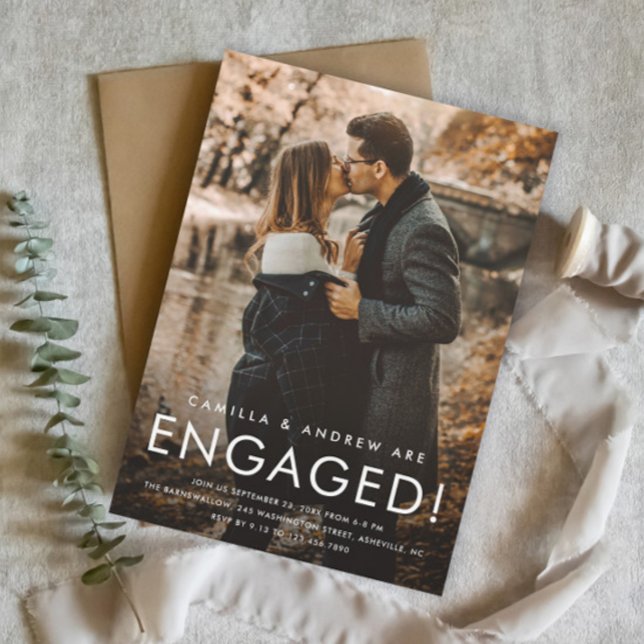 Enkel Typ Foto Bröllop Förlovningsfest Magnetisk Inbjudningskort (Simple Photo Wedding Engagement Party Invitation Magnet with Modern Typographic Overlay.)