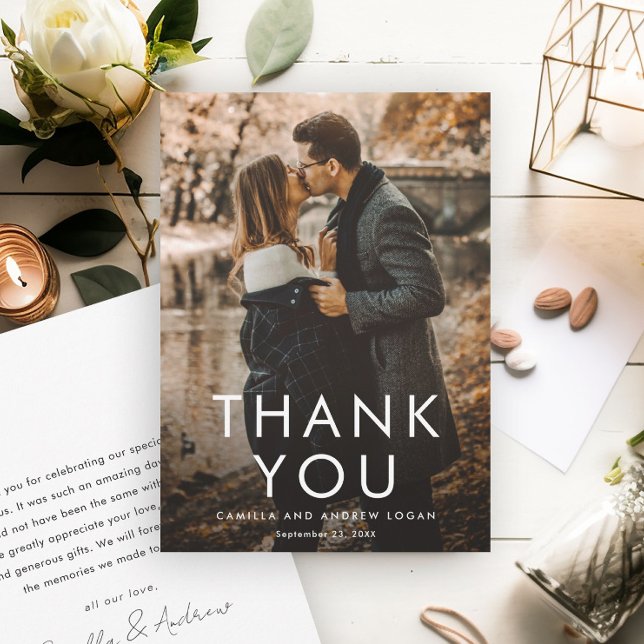 Enkel typografisk modern foto Bröllop Tack Kort (A simple, elegant wedding thank you card with modern photo overlay typography.)
