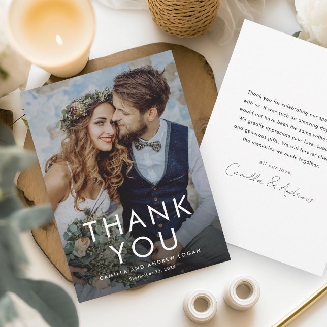 Enkel typografisk modern foto Bröllop Tack Kort (A simple, elegant wedding thank you card with modern photo overlay typography.)