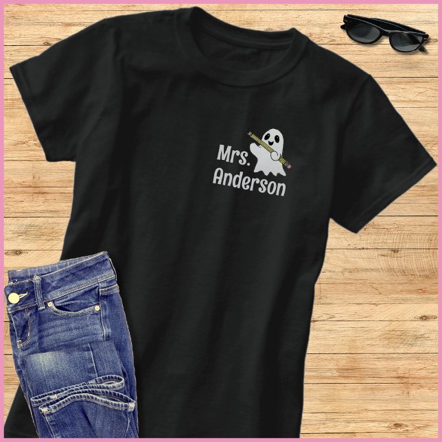 Enkel utskrift av Cute Ghost Teacher Namn Pocket T Shirt (Skapare uppladdad)