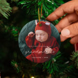 Enkel vår första jul som morföräldrar Foto Julgransprydnad Keramik<br><div class="desc">En enkel och modern design för den här prydnadspresenten för foton. Så här anpassar du dig med din favorit baby bild. Du kan också enkelt ändra färg på teckensnittet så att det passar dig. Perfekt att fira din första jul som nya morföräldrar.</div>
