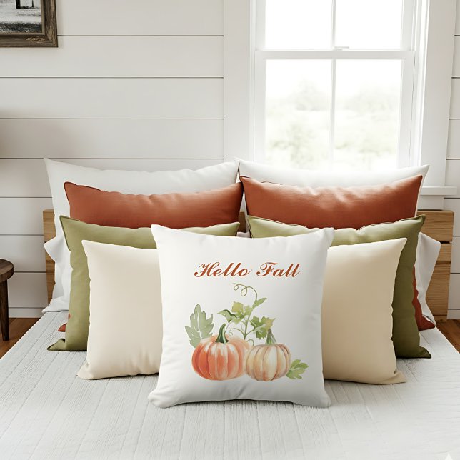 Enkel vattenfärg Modern färgrediens passande färg Kudde (“Hello Fall” pillow with watercolor pumpkins decorates a bright autumn-inspired sofa.)