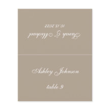 Enkel vigselbordskort med tryckt gästnamn i taupe