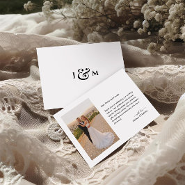 Enkel vigselring med monogram på foto tack kort