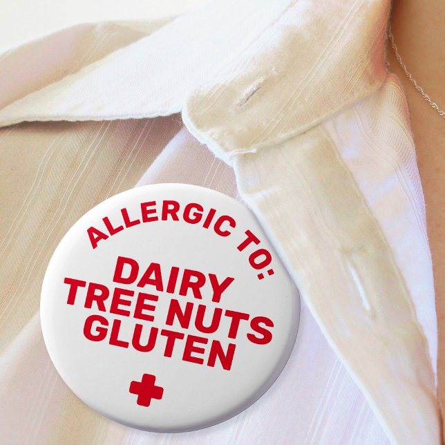 Enkel vit röd medicinsk varning Livsmedelsallergi Knapp (In Situ of badge with white background and red text says "Allergic to Dairy, Tree Nuts, Gluten")